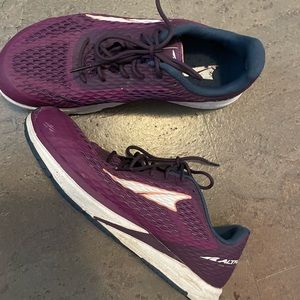 Women’s Viho size 8 lightweight 26mm dropped heel. In excellent condition.